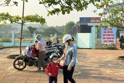 Trường Mầm non Bình Hoà thực hiện mô hình cổng trường an toàn. Phụ huynh cùng thực hiện văn hoá để xe ngay ngắn khi đưa đón tre